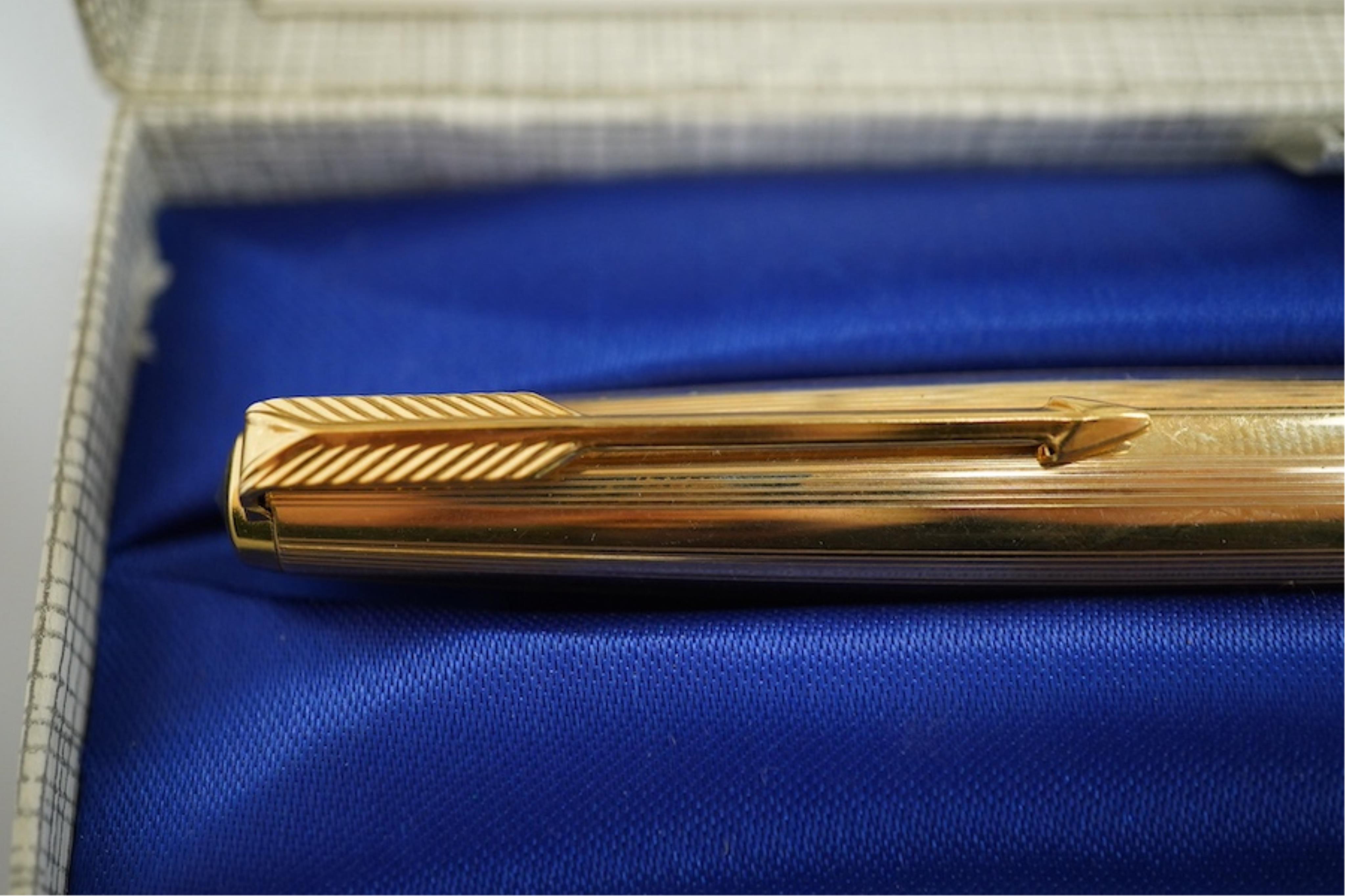 A cased Parker fountain pen. Condition - fair